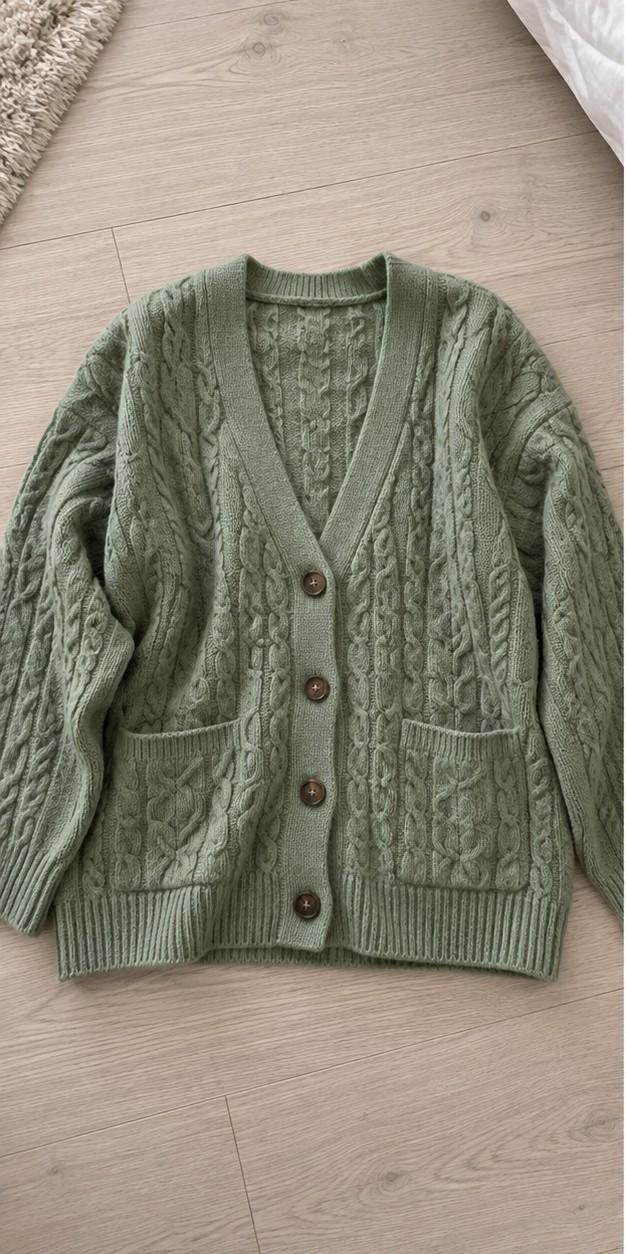 Zerknitterter Cardigan als einfaches Handyfoto vor der Bearbeitung